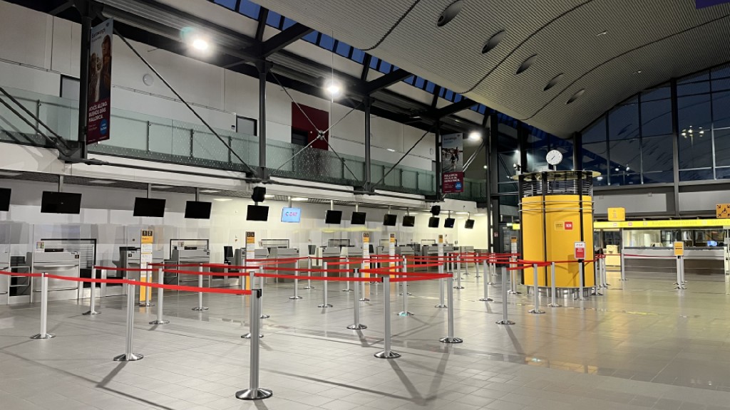 Die leere Flughalle am Flughafen Saarbrücken
