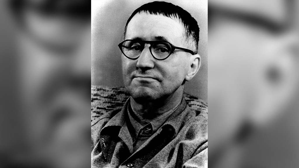 Der Dramatiker und Lyriker Bertolt Brecht auf einem undatierten Porträt-Foto