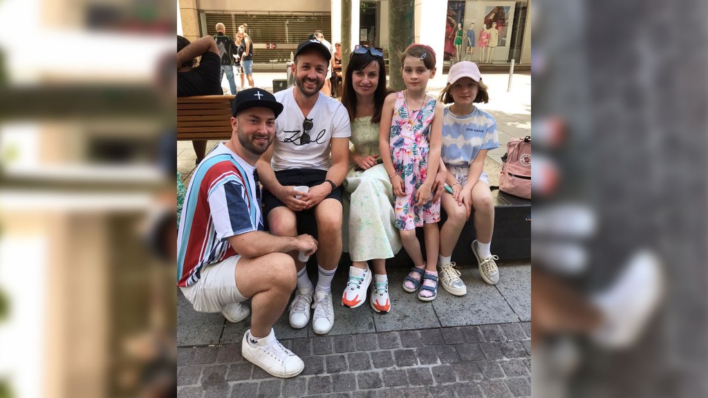 Marco mit seinem Mann Philipp und der Gast-Familie aus der Ukraine