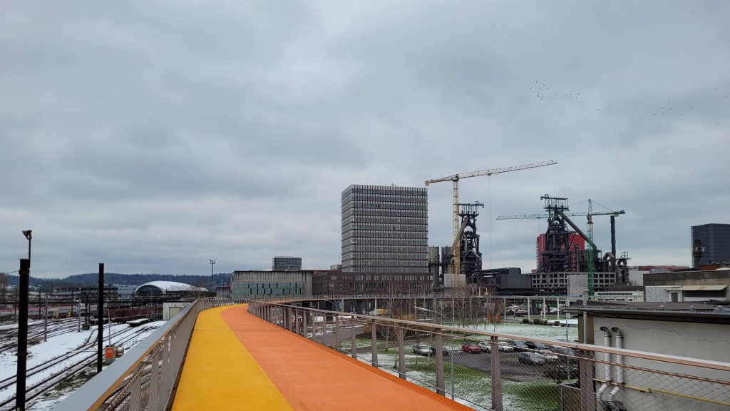 Blick auf die Fahrradbrücke in Esch
