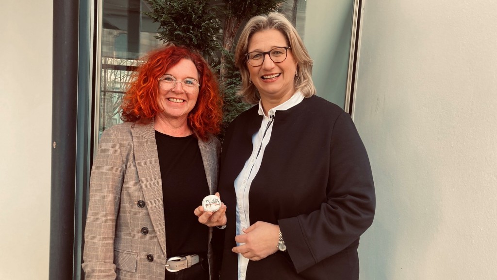 Susanne Wachs und Anke Rehlinger mit dem Mundartstein 