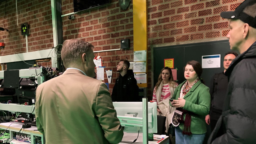 Ukrainische Journalisten und Journalistinnen im SR-Sendestudio
