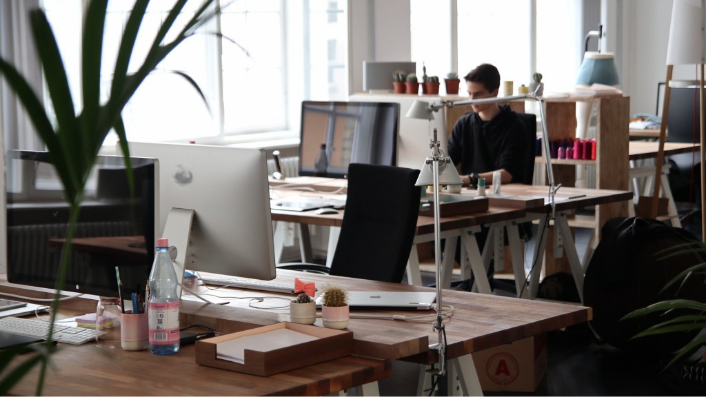 Ein Büro mit einem leeren Schreibtischstuhl