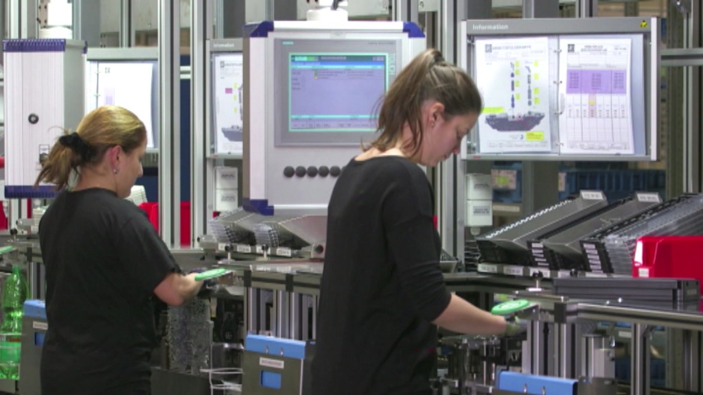 Zwei Frauen arbeiten in einer Produktion