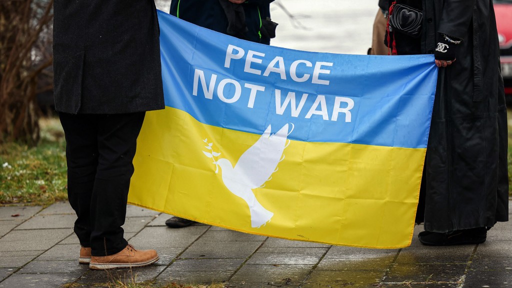 Foto: Ukraine-Flagge mit Friedenstaube