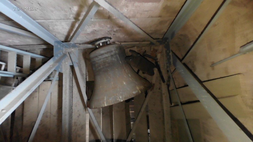 Foto: Die Kirchenglocke liegt auf dem Holzgebälk des Kirchentums