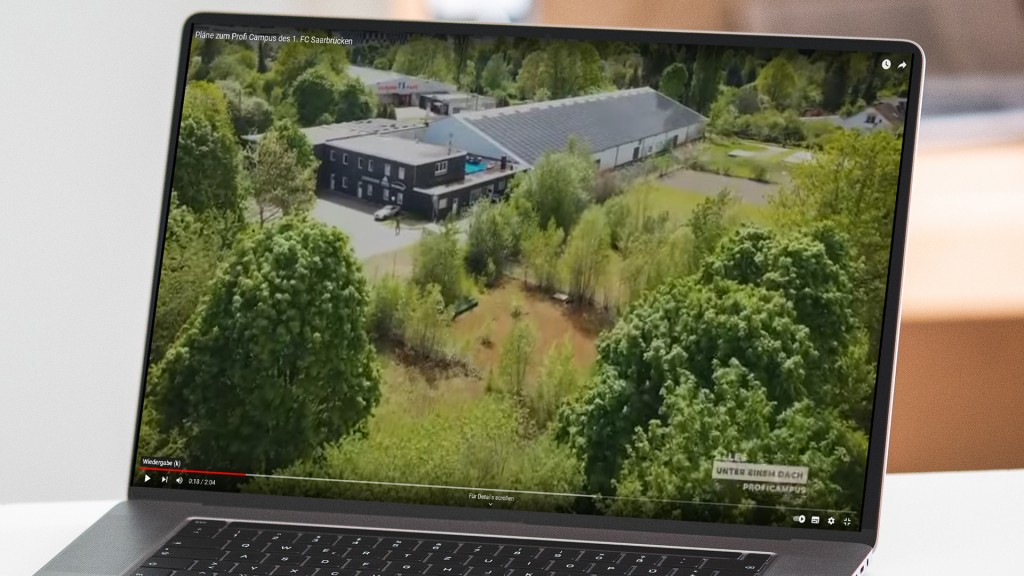 Das Präsentationsvideo des geplanten Proficampus auf einem Laptop