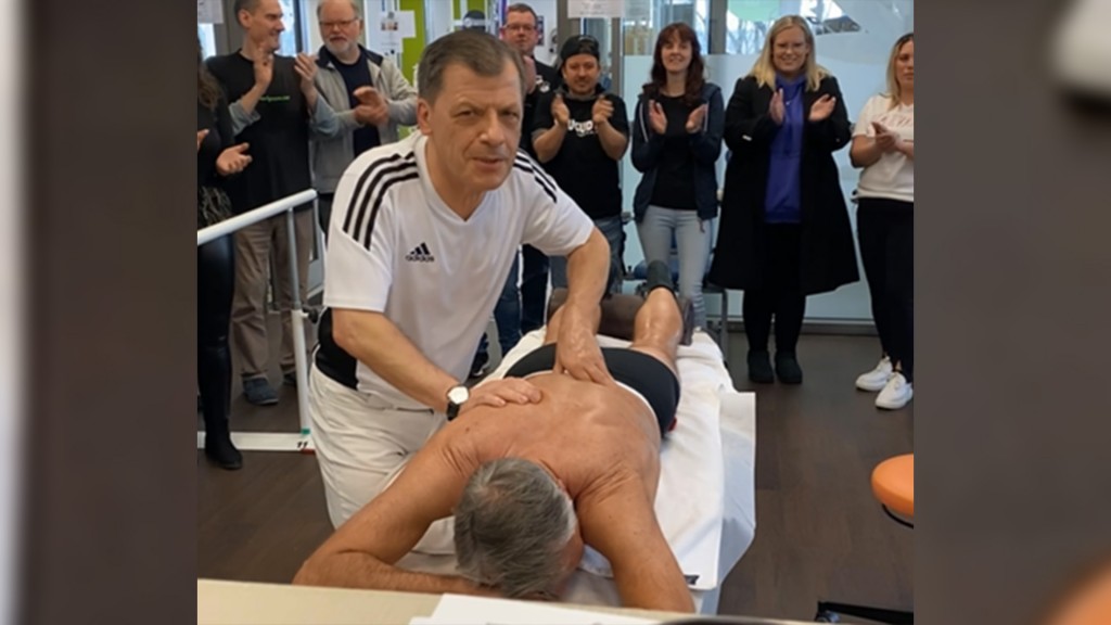 Rudi Meyer massiert einen Teilnehmer beim Weltrekordversuch