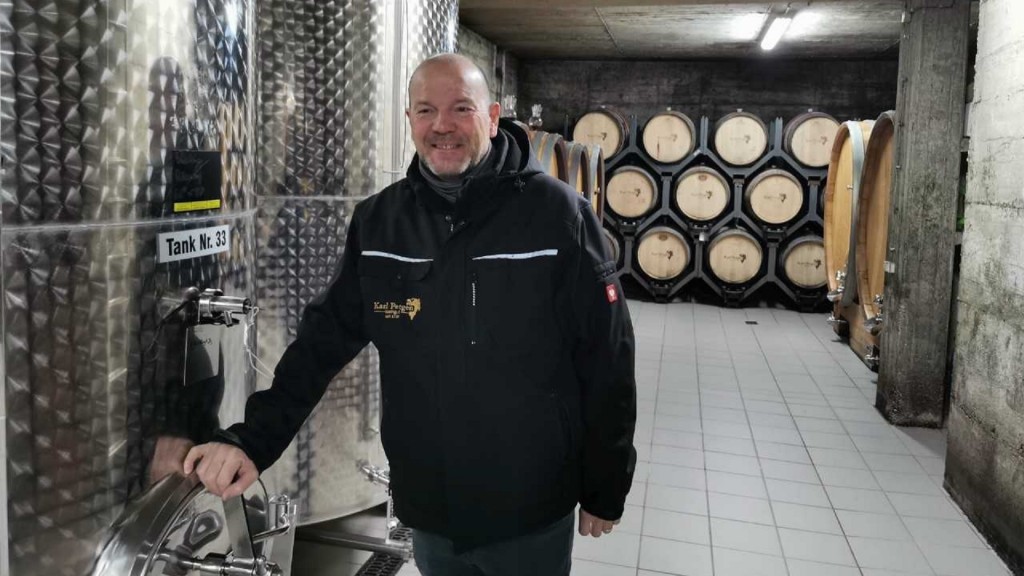 Weinbauer Peter Petgen in seinem Weinkeller.