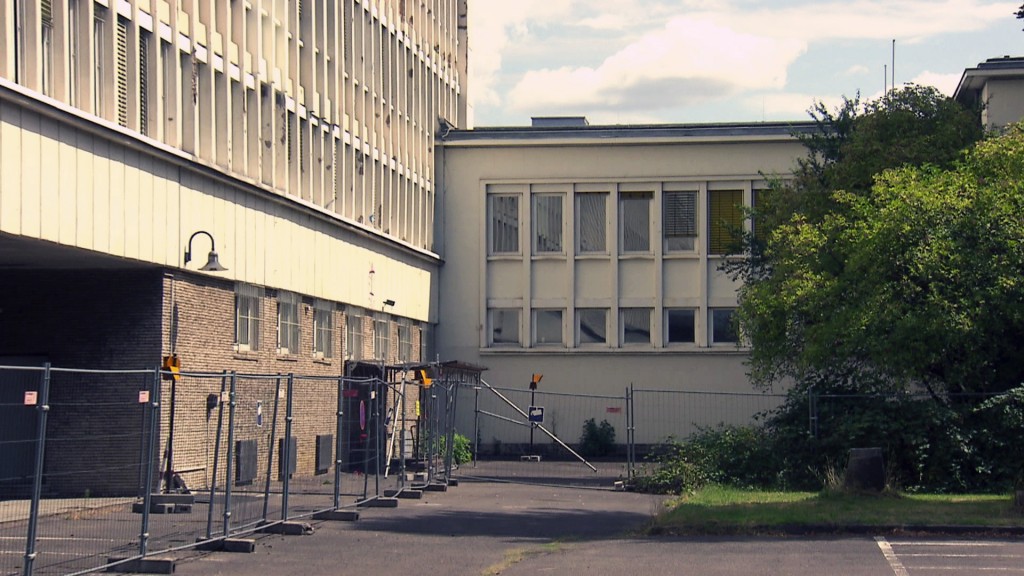 Bauzäune um denPingusson-Bau in Saarbrücken
