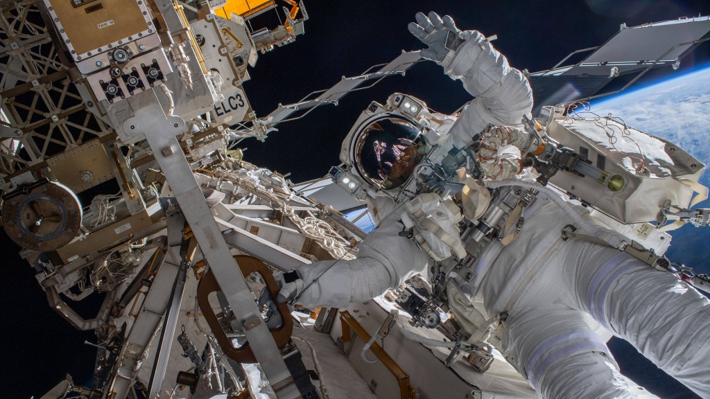 Astronaut Matthias Maurer im Außeneinsatz an der ISS Raumstation.