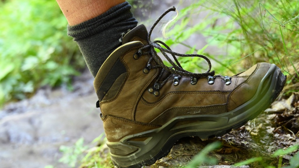 Ein Wanderschuh auf einem Waldweg