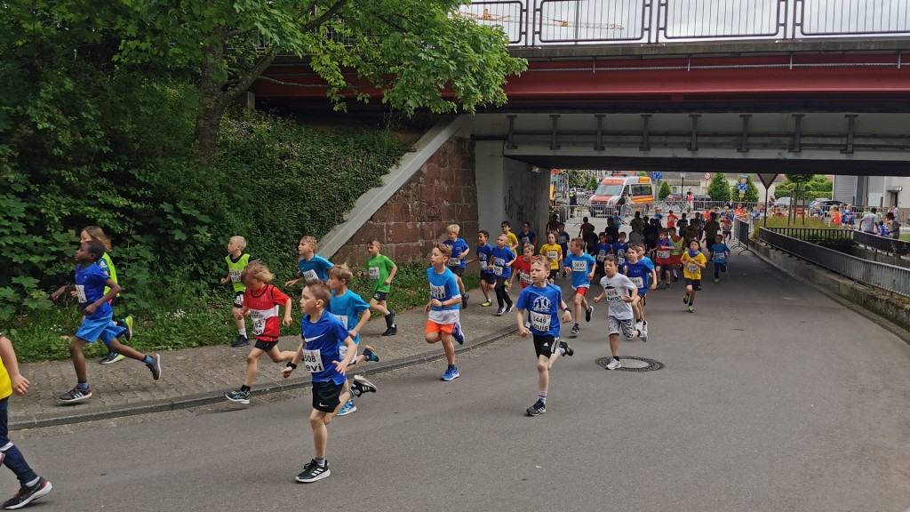 Kinder bei den Schullaufmeisterschaften in Merzig