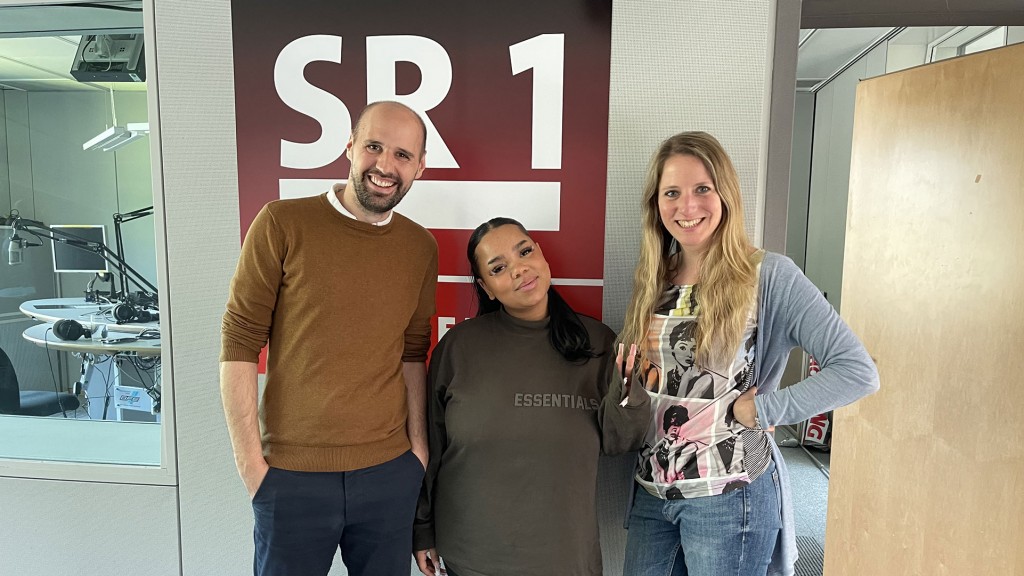 Das Morningshow-Team Marc-André Kruppa und Kerstin Mark mit Sängerin Zoe Wees