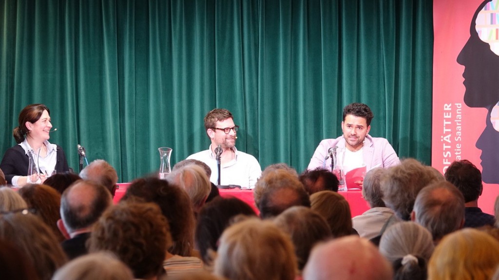 Von links nach rechts: Tilla Fuchs (SR), Nicolas Mathieu, Lucas Janson (Saarländisches Staatstheater)