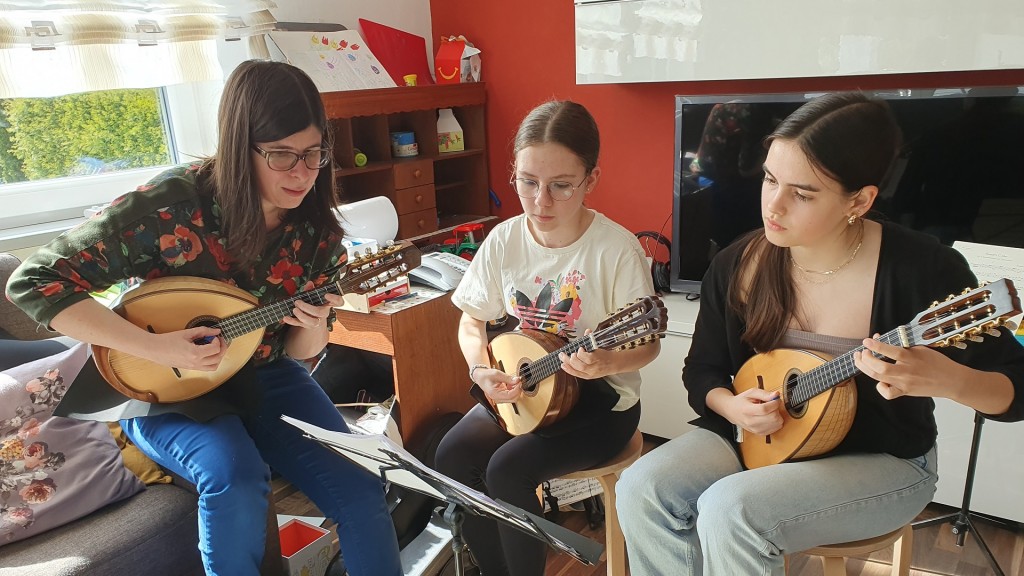 Spielerinnen beim Mandolinen-Zupforchester Friedrichweiler