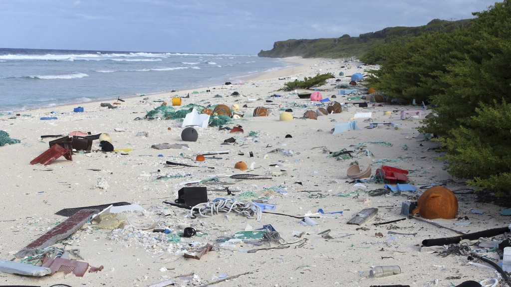 Angespülter Plastikmüll am Strand der unbewohnten Insel Henderson im Südost-Pazifik vor Neuseeland