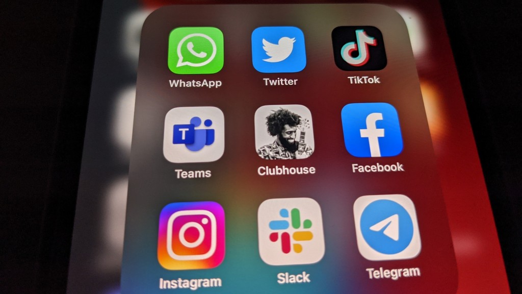 Handy mit verschiedenen Social Media Plattformen