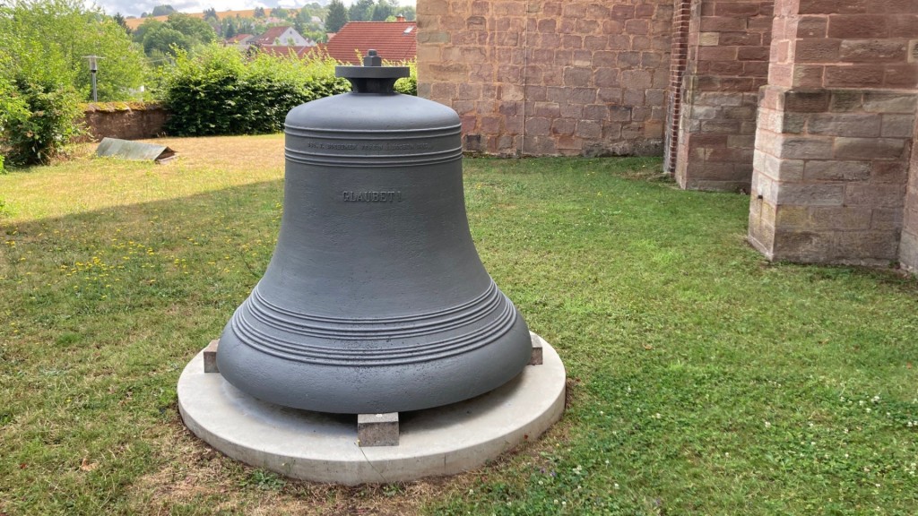 Glocke vor der Martinskirche in Köllerbach