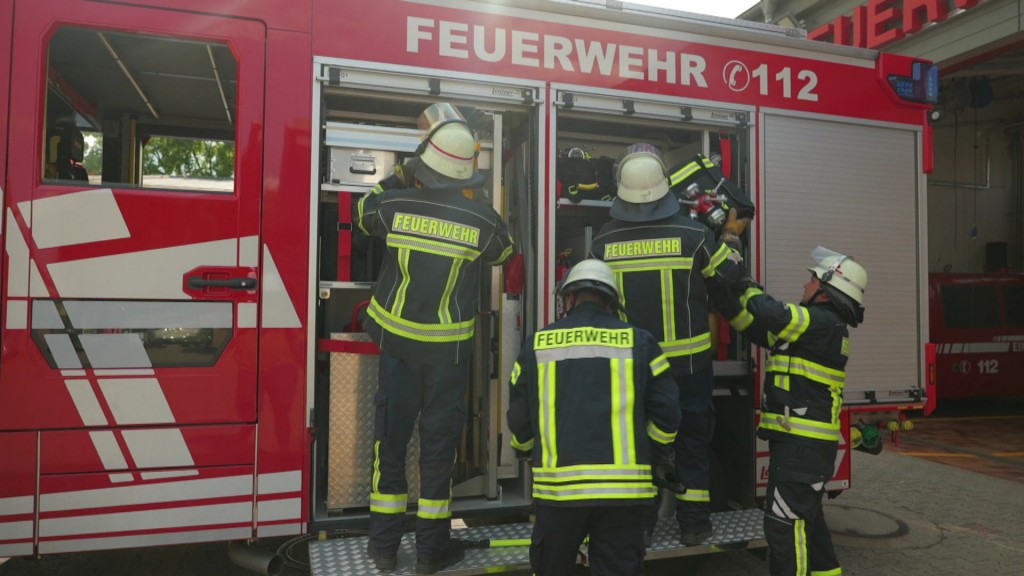 Die Feuerwehr bereitet sich auf einen Einsatz vor.