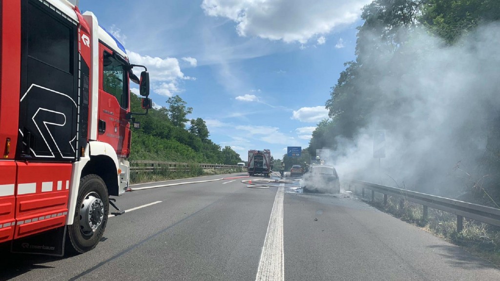 Ein brennendes Auto wir gelöscht