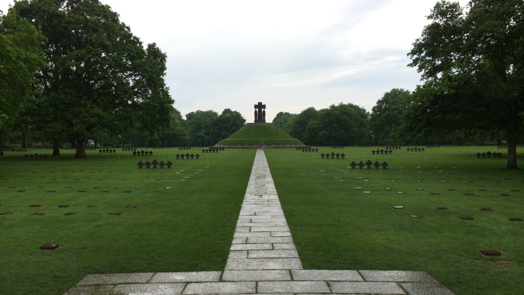 Der deutsche Soldatenfriedhof in La Cambe, Frankreich, mit den Opfern der Landung der Alliierten in der Normandie 