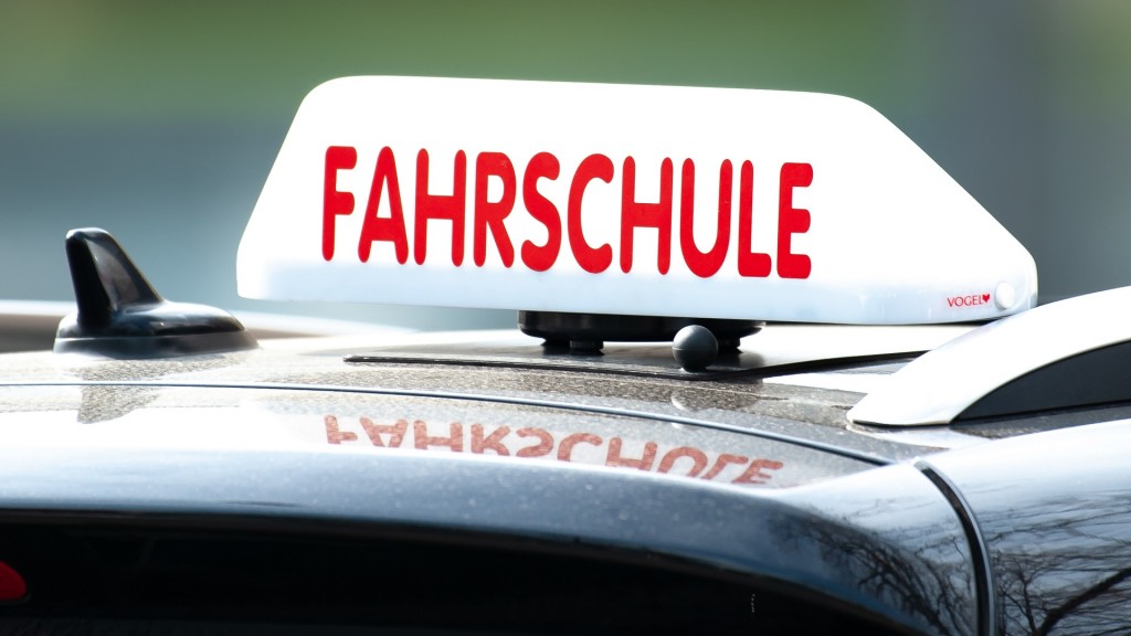 Fahrschulschild auf einem Auto