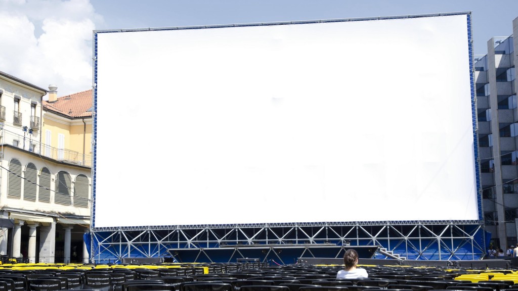 Eine Frau beobachtet das Filmfestival in Locarno, Schweiz