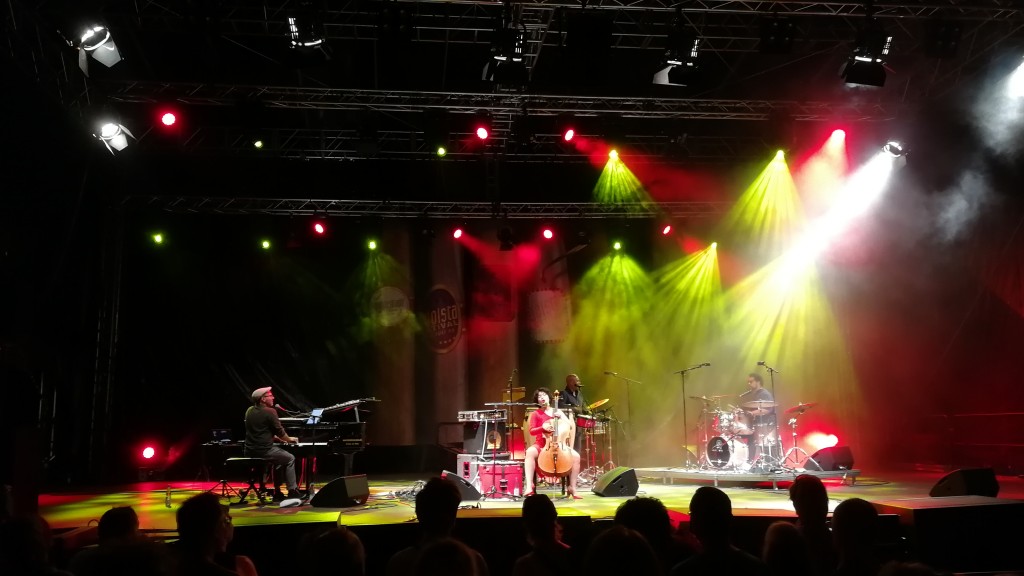 Auftritt der kubanischen Cellistin und Sängerin Ana Carla Maza in Rudolstadt.