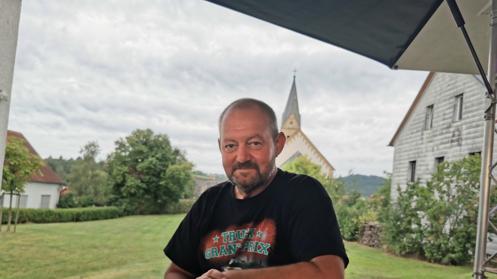 Sascha Liedke am Bierstand auf dem Laurentiusmarkt in Wolfersweiler