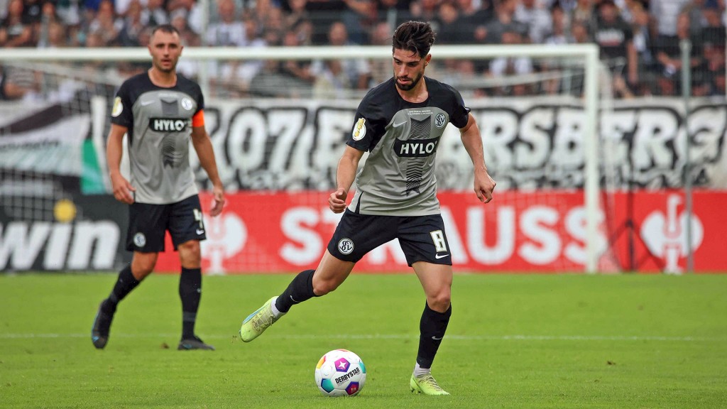 Spieler der SV Elversberg in der Ursapharm Arena an der Kaiserlinde