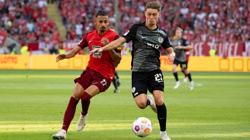 Kenny Prince Redondo (1. FC Kaiserslautern) und Carlo Sickinger (SV 07 Elversberg) auf dem Spielfeld.