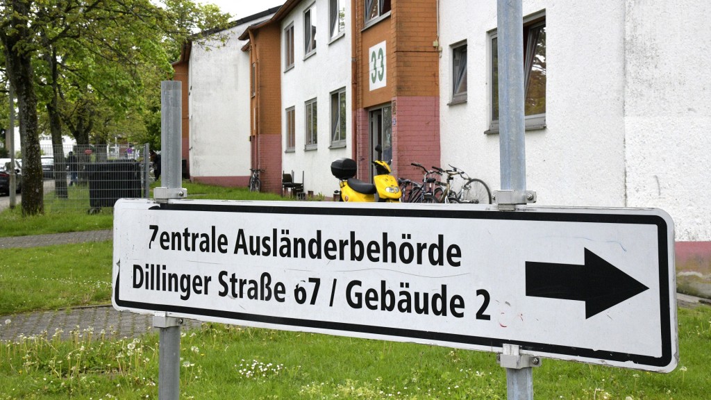 Foto: Ein Schild weist den Weg zur zentralen Ausländerbehörde in Lebach