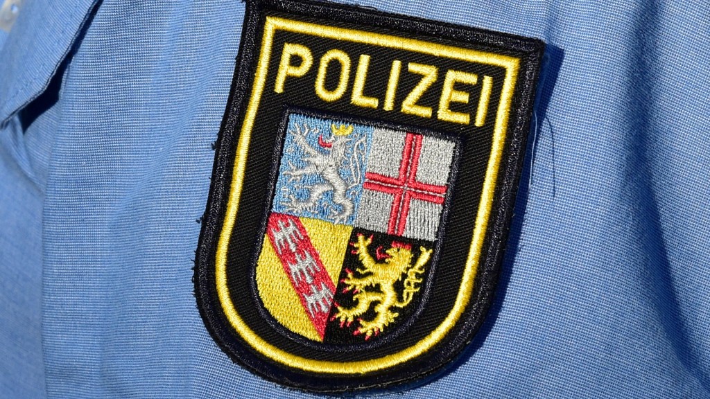 Foto: Das Wappen der Saarländischen Polizei auf einer Uniform