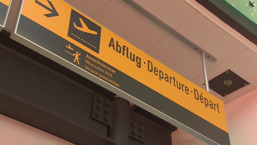 'Abflug'-Schild am Flughafen Saarbrücken-Ensheim