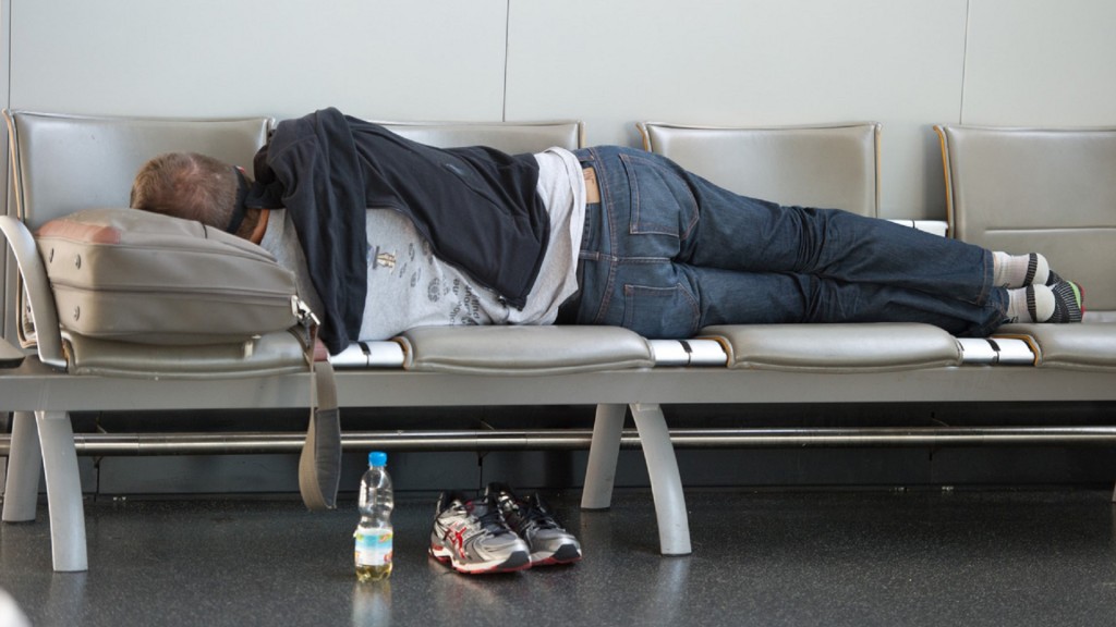 schlafender Mann in einem Warteraum