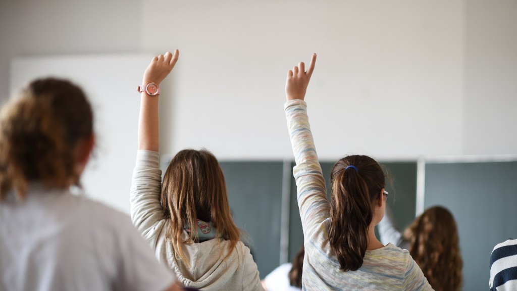 Schüler melden sich während des Unterrichts in einem Gymnasium.