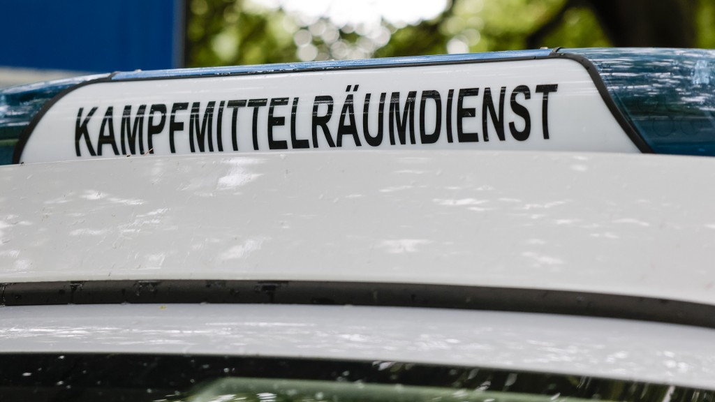 Foto: Der Schriftzug «Kampfmittelräumdienst» ist an einem Einsatzfahrzeug angebracht.