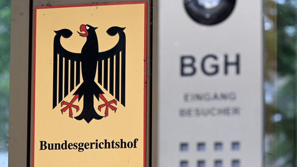 Foto: Ein Hinweisschild mit dem Bundesadler und dem Schriftzug Bundesgerichtshof