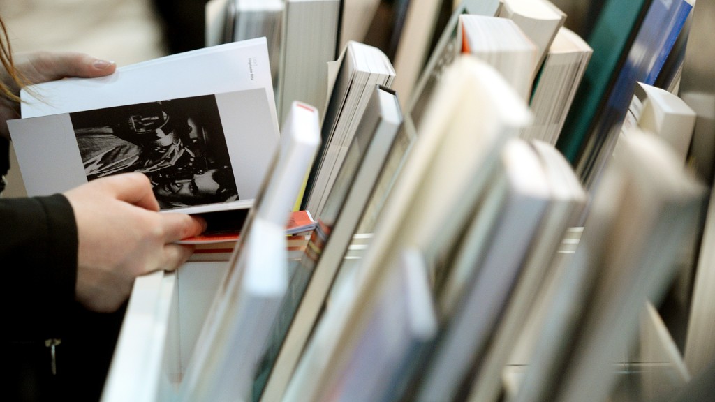 Eine Frau schmökert in einem Buch