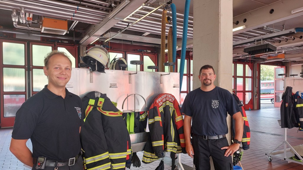 Danile Roskos und Sebastian Haffner von der Saarbrücker Feuerwehr