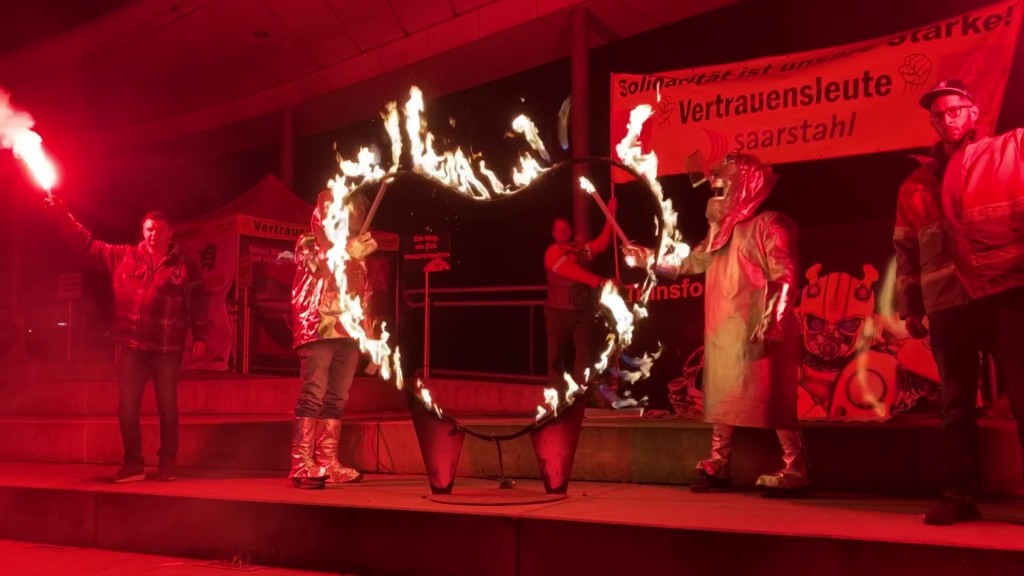 Stahlarbeiter halten zum Protest eine Mahnwache ab