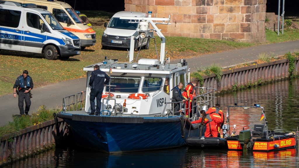 Einsatzkräfte suchen auf der Saar nach möglichen Spuren des vermissten Jungen