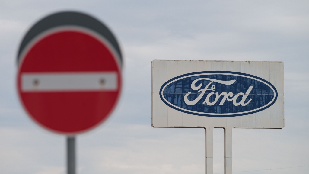 Das große Logo von Ford, das auf dem Parkplatz des Werks Saarlouis steht, mit einem Durchfahrt Verboten Schild davor.