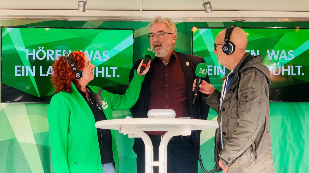 Der Bouser Bürgermeister Stefan Louis mit den Treffpunkt Ü-Wagen-Reportern Susanne Wachs und Thomas Gerber