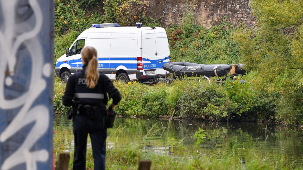 Polizeikräfte nach einem Leichenfund an der Saar