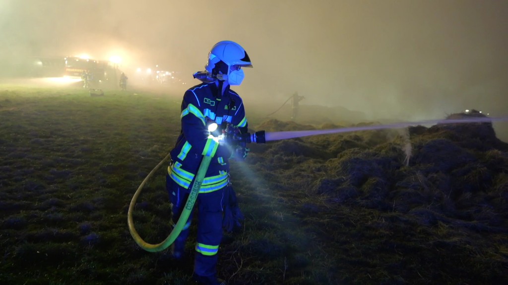 Ein Feuerwehrmann bei Löscharbeiten in Heusweiler-Bietschied