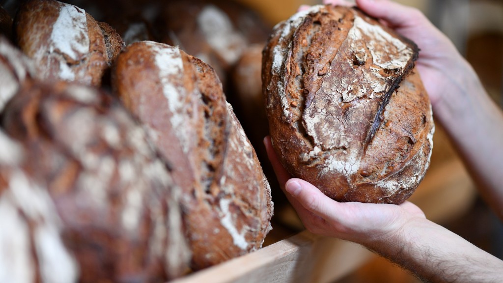 Ein Brot wird aus dem Regal genommen