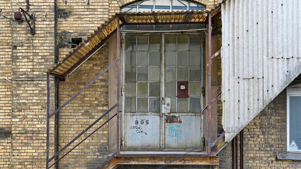 Eingangsbereich eines alten Industriegebäudes
