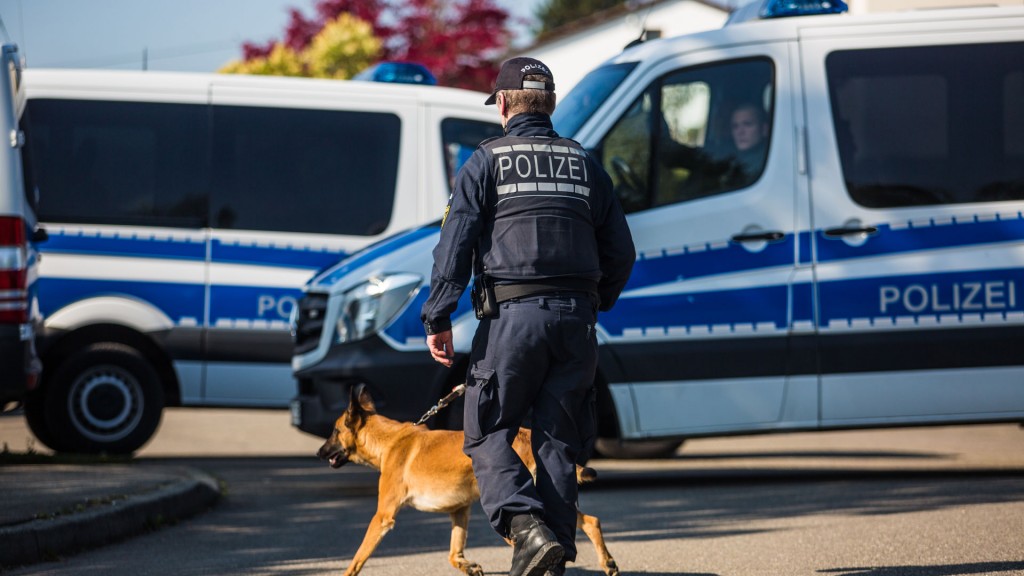 Polizist mit Polizeihund